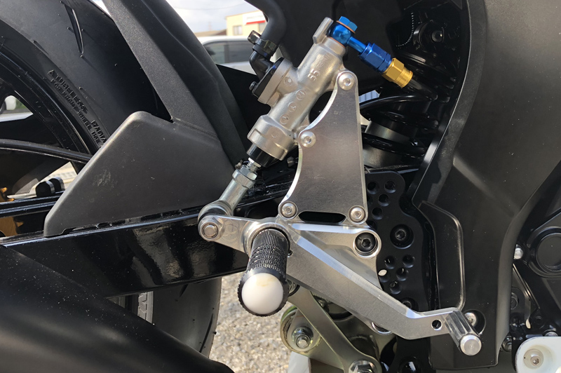GSX-S125 ライディングステップ